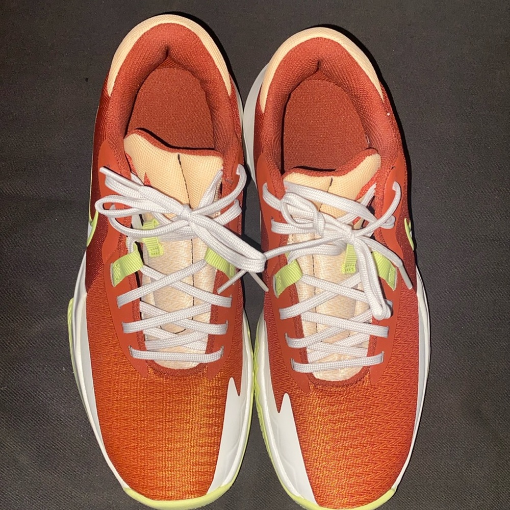 Like new nike basket shoe